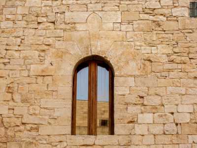Anche qui ritroviamo numerosi simboli. Incastonata nell�architrave di una finestra dirimpetto al palazzo, vi � la Croce di Ankh, o Monolite di Tau, sacro simbolo egizio adottato metaforicamente dai Cavalieri del Tau, antenati spirituali dei Templari